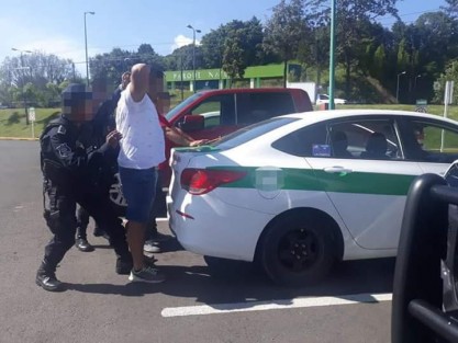  La Secretaría de Seguridad Pública (SSP) aprehendió, en el estacionamiento de la Plaza Ánimas, a dos hombres, por presuntos delitos contra la salud, al encontrárseles 23 bolsas con cristal, un cartucho 9 mm y 37 mil pesos en efectivo..