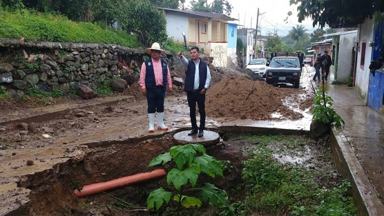 El alcalde de Teocelo, Mario Antonio Chama Díaz, acompañado de la Síndica Municipal Zayra del Carmen Martínez Andrade, y el Secretario del Ayuntamiento, Zimri Abimelech Arellano, recorrieron la calle Prolongación de Zapaitonal donde se reunieron con el comité de obra, con el objetivo de planear y acordar las líneas de acción que darán solución al socavón de dicha calle. 