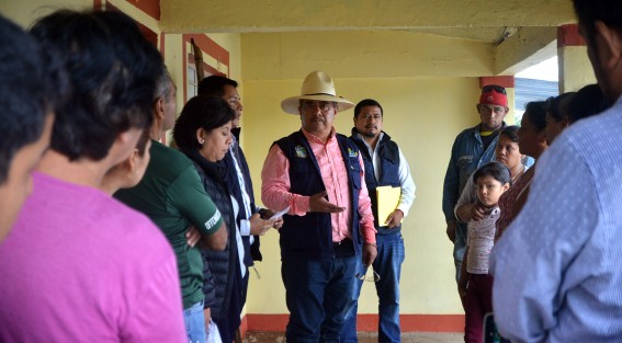 El alcalde de Teocelo, Mario Antonio Chama Díaz, acompañado de la Síndica Municipal Zayra del Carmen Martínez Andrade, y el Secretario del Ayuntamiento, Zimri Abimelech Arellano, recorrieron la calle Prolongación de Zapaitonal donde se reunieron con el comité de obra, con el objetivo de planear y acordar las líneas de acción que darán solución al socavón de dicha calle. 