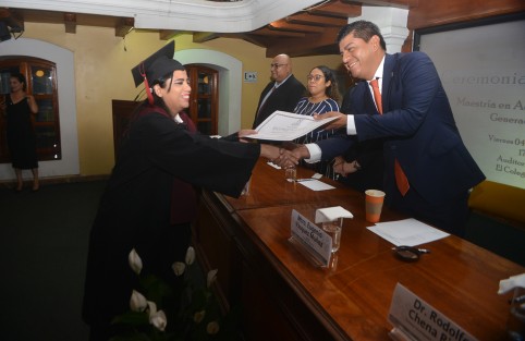En el Auditorio Aristóteles del Colegio de Veracruz, se realizó la ceremonia de graduación de la generación 2017 - 2019 de la Maestría en Administración Pública. Un reconocimiento especial para la alumna Heidi Cristina Cortés Hernández.