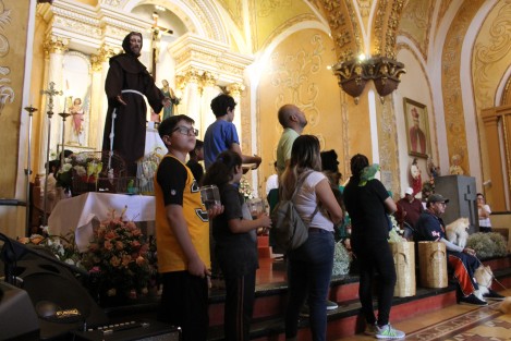 Decenas de mascotas recibieron la bendición en la Iglesia de San José, con motivo de la festividad de San Francisco de Asís, patrono de los animales y protector de la naturaleza. 