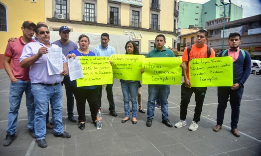 Jesús Guillermo López Ruiz, en compañía de su esposa y empleados de la frutería <em>Chucho</em>, con pancartas en mano denunciaron públicamente a personal de Comercio y del ayuntamiento de Xalapa por acoso; además de clausurar en menos de una semana dos veces  su negocio. 