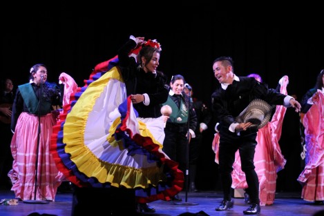 La Tuna de la Universidad la Gran Colombia derrochó la alegría y colorido propios de su tierra durante su presentación en el Teatro J.J. Herrera. Como parte de su visita a la capital veracruzana, este martes 8 de octubre, los colombianos estarán callejoneando a partir de las 19:00 horas iniciando desde Juárez y Callejón del Diamante.
