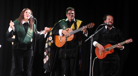 La Tuna de la Universidad la Gran Colombia derrochó la alegría y colorido propios de su tierra durante su presentación en el Teatro J.J. Herrera. Como parte de su visita a la capital veracruzana, este martes 8 de octubre, los colombianos estarán callejoneando a partir de las 19:00 horas iniciando desde Juárez y Callejón del Diamante.
