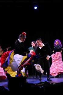 La Tuna de la Universidad la Gran Colombia derrochó la alegría y colorido propios de su tierra durante su presentación en el Teatro J.J. Herrera. Como parte de su visita a la capital veracruzana, este martes 8 de octubre, los colombianos estarán callejoneando a partir de las 19:00 horas iniciando desde Juárez y Callejón del Diamante.
