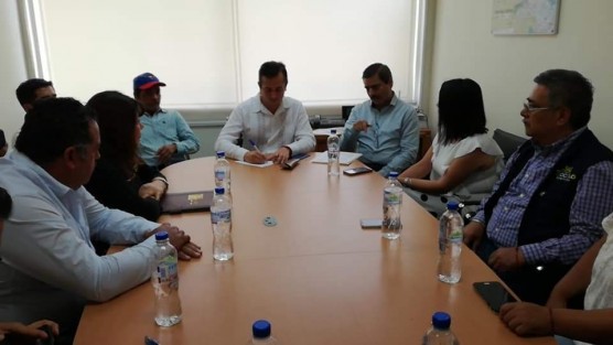 Se llevó a cabo la reunión entre el Subsecretario de Infraestructura y Obra Pública (SIOP) Fernando Elías Guevara, con alcaldes de los municipios de Teocelo, Mario Chama Díaz; de Cosautlán, Alicia Valdivia Vargas,  de Ixhuacán, José Luis Vargas y la Diputada Federal Carmen Mora, quien convocó a reunión en las Instalaciones de la SIOP en la Ciudad de Xalapa; también estuvieron presentes la Síndica Municipal de Teocelo, Zayra del Carmen Martínez Andrade, la C. Magdalena Larios, ciudadanos de la Comunidad de Texin, Elfego Riveros de Radio Teocelo y representantes de medios de comunicación. 
