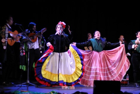 La Tuna de la Universidad La Gran Colombia recorrerá con su música y alegría calles del Centro Histórico de Xalapa esta tarde; parten a las 19:00 hrs, de Juárez esquina Callejón del Diamante.
