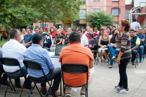 Este lunes 7 de octubre, se llevó a cabo la entrega de nombramientos de los 3 Comités Vecinales en el Fraccionamiento Los Cafetales Casas GEO, dichos comités fueron creados por el Ayuntamiento de Coatepec en coordinación con la Dirección de Gobernación, con la finalidad de promover la participación ciudadana y mejorar las políticas municipales y el funcionamiento de los servicios.