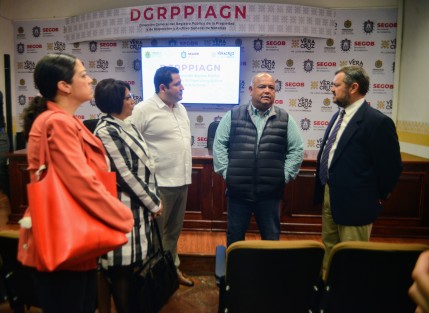  Erick Cisneros Burgos, secretario de Gobierno, en entrevista durante el recorrido a las oficinas del Registro Público de la Propiedad, dijo que los medios magnifican la información del ataque a un OXXO en la ciudad de Coatzacoalcos.  