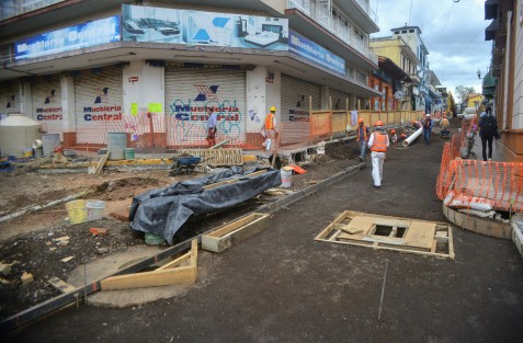 Así lucen los trabajos realizados por la empresa GRUCVER en la esquina de las calles Revolución y Juárez; a decir de los trabajadores, a pesar del mal tiempo,  la obra va en tiempo y forma. 
