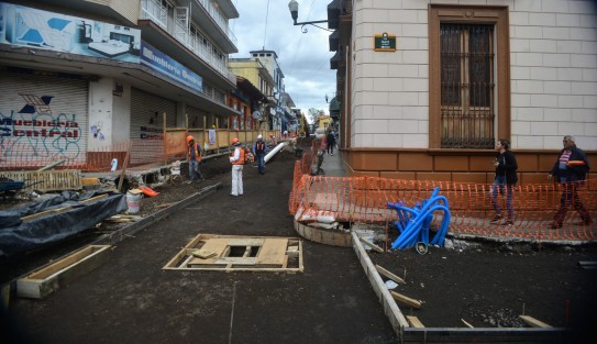 Así lucen los trabajos realizados por la empresa GRUCVER en la esquina de las calles Revolución y Juárez; a decir de los trabajadores, a pesar del mal tiempo,  la obra va en tiempo y forma. 