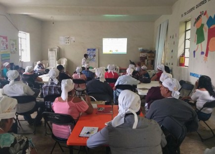 Personal del Programa de Atención a la Salud de la Infancia y la Adolescencia (PASIA) de la Jurisdicción Sanitaria VI de Córdoba impartió pláticas en nutrición saludable y prevención del maltrato infantil; además de que pesó, midió y tomó índices de masa corporal (IMC) a alumnos de primaria. 