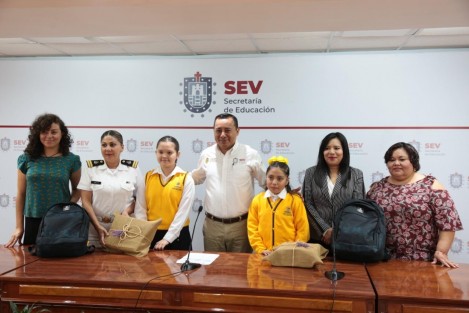 La Secretaría de Educación de Veracruz (SEV) entregó reconocimientos por su destacada participación a los tres primeros lugares del XLII Concurso Nacional de Pintura Infantil <em>El Niño y la Mar 2019</em>.