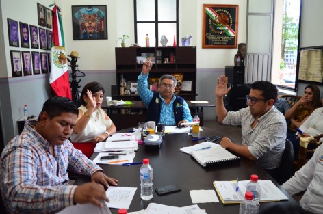 En maratónica sesión de cabildo con duración de casi cinco horas, el cuerpo edilicio conformado por el Alcalde Mario Antonio Chama Díaz, la Síndica Municipal Zayra del Carmen Martínez Andrade y el Regidor Único, Luis Valencia López, analizaron, discutieron y aprobaron por unanimidad  20 puntos de la orden del día, la cual fue llevada a cabo por el Secretario del Ayuntamiento, Zimri Abimelech Arellano.  