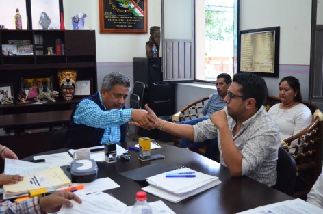 En maratónica sesión de cabildo con duración de casi cinco horas, el cuerpo edilicio conformado por el Alcalde Mario Antonio Chama Díaz, la Síndica Municipal Zayra del Carmen Martínez Andrade y el Regidor Único, Luis Valencia López, analizaron, discutieron y aprobaron por unanimidad  20 puntos de la orden del día, la cual fue llevada a cabo por el Secretario del Ayuntamiento, Zimri Abimelech Arellano.  
