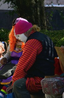 Una pareja de payasitos recorre  el parque Juárez en busca del sustento para su familia. 