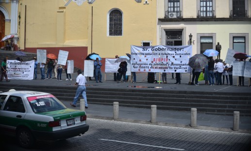 Pensionados y jubilados del ISSSTE  se han convertido en parte del paisaje, como cada jueves con pancartas y lonas se manifestaron nuevamente en Plaza Lerdo sin que hasta el momento hayan obtenido algún apoyo de parte de las autoridades.