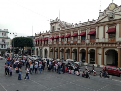 Trabajadores pertenecientes al Sindicato Democrático adheridos al DIF Estatal, se manifestaron en Plaza Lerdo. Piden la revisión de su contrato colectivo con el encargado de la administración del DIF, Héctor Ruiz Santamaría.  