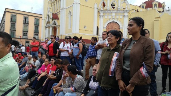 Trabajadores pertenecientes al Sindicato Democrático adheridos al DIF Estatal, se manifestaron en Plaza Lerdo. Piden la revisión de su contrato colectivo con el encargado de la administración del DIF, Héctor Ruiz Santamaría.  