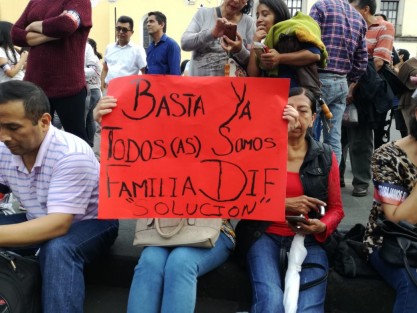 Trabajadores pertenecientes al Sindicato Democrático adheridos al DIF Estatal, se manifestaron en Plaza Lerdo. Piden la revisión de su contrato colectivo con el encargado de la administración del DIF, Héctor Ruiz Santamaría.   