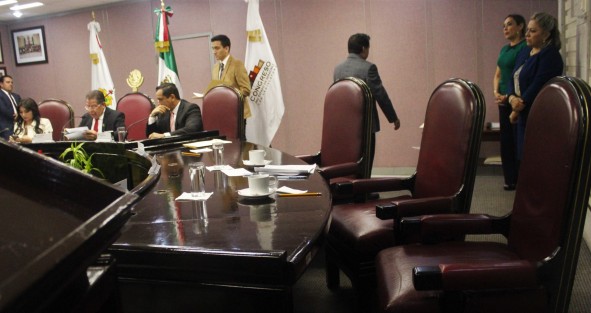 Para conmemorar el 106 Aniversario luctuoso del senador Belisario Domínguez, en ausencia de diputadas panistas que ya no se pudieron quedar, el legislador Pozos Castro fue el encargado de leer el discurso histórico del Senador.  