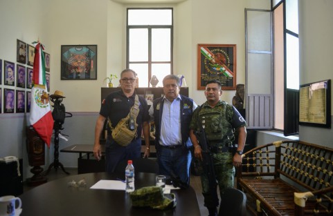 Continúa la coordinación directa con la Guardia Nacional, el Alcalde de Teocelo, Mario Antonio Chama Díaz, el Comandante, Antonio Nestlé Martínez y el Inspector de Policía Municipal, Pablo Hernández, trazan rutas y líneas de acción para reforzar la seguridad en el municipio.