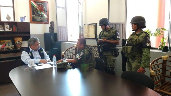 Continúa la coordinación directa con la Guardia Nacional, el Alcalde de Teocelo, Mario Antonio Chama Díaz, el Comandante, Antonio Nestlé Martínez y el Inspector de Policía Municipal, Pablo Hernández, trazan rutas y líneas de acción para reforzar la seguridad en el municipio.