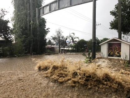 El fuerte aguacero que cayó esta tarde en la zona de Banderilla, provocó nuevamente inundación en la carretera México - Xalapa, a la altura del lugar conocido como El Gallito. 