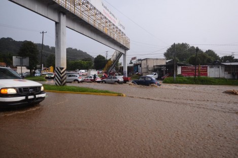 El fuerte aguacero que cayó esta tarde en la zona de Banderilla, provocó nuevamente inundación en la carretera México - Xalapa, a la altura del lugar conocido como El Gallito. 
