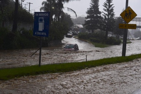 El fuerte aguacero que cayó esta tarde en la zona de Banderilla, provocó nuevamente inundación en la carretera México - Xalapa, a la altura del lugar conocido como El Gallito. 