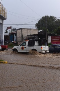 El fuerte aguacero que cayó esta tarde en la zona de Banderilla, provocó nuevamente inundación en la carretera México - Xalapa, a la altura del lugar conocido como El Gallito.  
