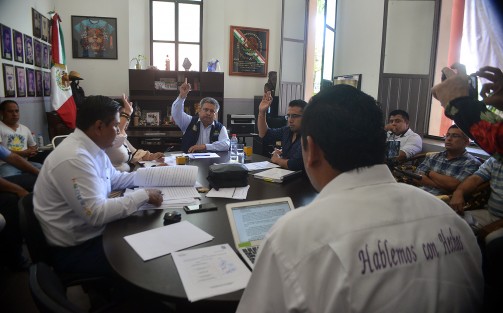 Se celebró la sesión de cabildo ordinaria número 44 del Ayuntamiento de Teocelo, Ver., en la que se analizó, discutió y aprobó de manera unánime por los tres ediles, la primera modificación del anteproyecto del presupuesto de egresos, plantilla de personal y tabulador de sueldos correspondiente al ejercicio fiscal 2020. 