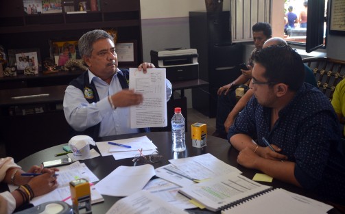 Durante el análisis y discusión, el Alcalde Mario Antonio Chama Díaz expresó que no se está de acuerdo con la sentencia del Tribunal Estatal Electoral, pero es respetuoso de la ley, y mostró al Regidor Luis Valencia con la presentación del recurso financiero, la disposición para el cumplimiento.  