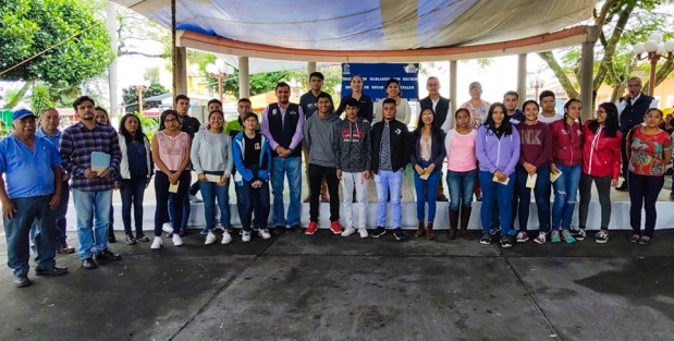 Se llevó a cabo en la explanada del Palacio Municipal, la entrega de Becas Municipales a 21 Jóvenes estudiantes, haciendo este un día histórico, se contó con la presencia de la Sindica Municipal, Zayra del Carmen Martínez Andrade; la Presidenta del Sistema Municipal DIF Teocelo, Mara Chama Villa; el Secretario del Ayuntamiento, Zimri Abimelech Arellano; Norma Angélica Castillo Pale del Área de Educación; el Cronista Municipal, Carlos May, Directivos y Titulares del ayuntamiento, acompañando a los estudiantes, padres de familia y familiares. 