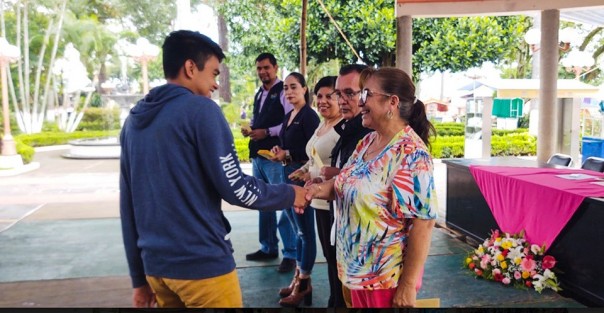 Se llevó a cabo en la explanada del Palacio Municipal, la entrega de Becas Municipales a 21 Jóvenes estudiantes, haciendo este un día histórico, se contó con la presencia de la Sindica Municipal, Zayra del Carmen Martínez Andrade; la Presidenta del Sistema Municipal DIF Teocelo, Mara Chama Villa; el Secretario del Ayuntamiento, Zimri Abimelech Arellano; Norma Angélica Castillo Pale del Área de Educación; el Cronista Municipal, Carlos May, Directivos y Titulares del ayuntamiento, acompañando a los estudiantes, padres de familia y familiares. 