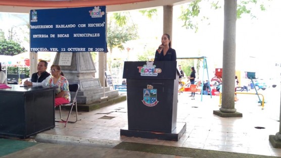 La Presidenta del DIF, Mara Chama Villa dijo estar muy orgullosa de los estudiantes, algunos sus ahijados, que ya iniciaron sus estudios Universitarios en diferentes e importantes planteles educativos, agradeció el apoyo que les brindan sus padres para seguir con sus estudios, impulsando sus sueños y apoyándolos a logras sus metas, y destacó el compromiso del Alcalde Mario Antonio Chama Díaz con la educación en Teocelo. 