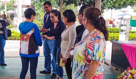 Se llevó a cabo en la explanada del Palacio Municipal, la entrega de Becas Municipales a 21 Jóvenes estudiantes, haciendo este un día histórico, se contó con la presencia de la Sindica Municipal, Zayra del Carmen Martínez Andrade; la Presidenta del Sistema Municipal DIF Teocelo, Mara Chama Villa; el Secretario del Ayuntamiento, Zimri Abimelech Arellano; Norma Angélica Castillo Pale del Área de Educación; el Cronista Municipal, Carlos May, Directivos y Titulares del ayuntamiento, acompañando a los estudiantes, padres de familia y familiares. 