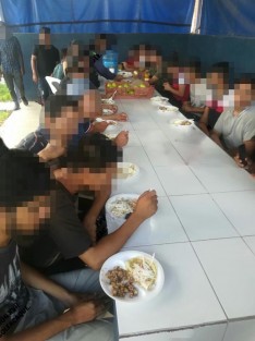 Mediante un operativo coordinado, elementos de la Secretaría de Seguridad Pública (SSP), la Guardia Nacional y Policía Municipal, intervinieron a siete hombres y una mujer por presunto tráfico de personas; además, resguardaron a 30 migrantes de diferentes países y aseguraron cuatro vehículos. 