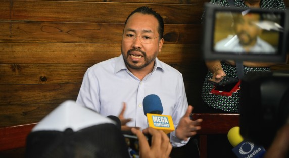 El diputado local Omar Miranda Romero habló sobre los costos de la energía eléctrica en Veracruz  dijo que seguirán insistiendo en las recategorizaciones de las tarifas, presentó públicamente los oficios que ha enviado a la secretaria de Energía, Rocío Nahle García y al director de la Comisión Federal de Electricidad. 