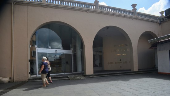 Continúa cerrada la Pinacoteca Diego Rivera por un problema de filtración de agua en el techo, debido a una jardinera del parque Juárez,  la cual ya está siendo retirada. Además de ser lunes, día en que la mayoría de los museos y galerías, no abren sus puertas.