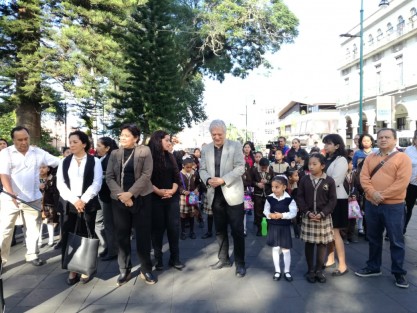 El alcalde de Xalapa, Hipólito Rodríguez Herrero, en compañía de alumnos de las escuelas Primarias Américas, y Manuel Setello, inauguraron  la exposición por los 30 años de la Convención de las niñas y niños,  vivir sin violencia, sin discriminación y respetar sus derechos.