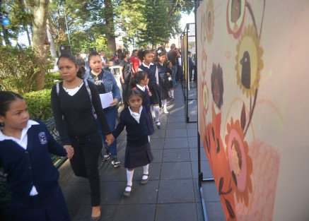 El alcalde de Xalapa, Hipólito Rodríguez Herrero, en compañía de alumnos de las escuelas Primarias Américas, y Manuel Setello, inauguraron  la exposición por los 30 años de la Convención de las niñas y niños,  vivir sin violencia, sin discriminación y respetar sus derechos.