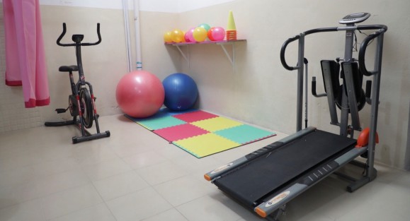 En el área de Terapia Física del DIF Coatepec, se atiende a bebés con terapias de estimulación temprana, niños con déficit motor, alteraciones de la marcha y problemas neurológicos, también se atienden a adultos y adultos mayores que tienen algún padecimiento muscular, fracturas, esguinces y artritis reumatoide. 