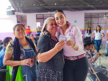 Del mismo modo se entregaron 14 tarjetas de INAPAM, haciendo un total de 81 aparatos funcionales casi 300 tarjetas gestionadas estando al frente del DIF Teocelo.