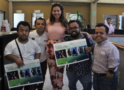 El grupo Gente Pequeña en Veracruz, visitó a diputados y funcionarios  en el Palacio Legislativo. En su búsqueda de fondos ofrecen boletos para una pasarela de moda, con el nombre Mundo Pequeño, a realizarse el 25 de octubre, con algunas rifas y regalos.