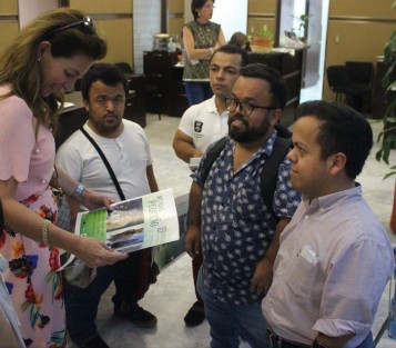 El grupo Gente Pequeña en Veracruz, visitó a diputados y funcionarios  en el Palacio Legislativo. En su búsqueda de fondos ofrecen boletos para una pasarela de moda, con el nombre Mundo Pequeño, a realizarse el 25 de octubre, con algunas rifas y regalos.
