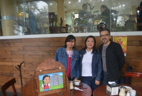 Megumi Goji, coordinadora de Xalapa Kaikan, Carlos González, El Samurai, artista plástico y Arely León Sánchez de Kamishibai, invitaron al Festival de Otoño Akimatsuri, el 20 de octubre en el Centro Recreativo Xalapeño.