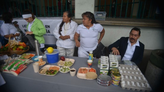 Alumnos y profesores de la UPAV con mesas de información en los bajos de Palacio Municipal de Xalapa, celebraron el Día Mundial de la Alimentación, le explicaban a las personas las dietas idóneas que deben llevar. 