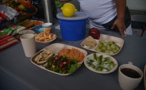 Alumnos y profesores de la UPAV con mesas de información en los bajos de Palacio Municipal de Xalapa, celebraron el Día Mundial de la Alimentación, le explicaban a las personas las dietas idóneas que deben llevar. 