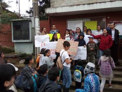 Padres de familia de la escuela primaria Joaquín H. Servin tomaron las instalaciones de este plantel educativo que se ubica en la calle Honorato Jiménez esquina con Francisco Rivera en esta ciudad de Xalapa. 